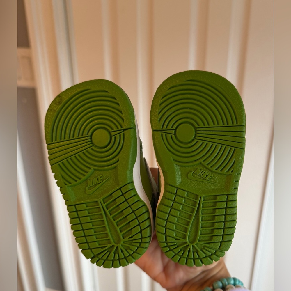 Nike Dunk Green and white 
Size: 3 (Baby) - Picture 6 of 8